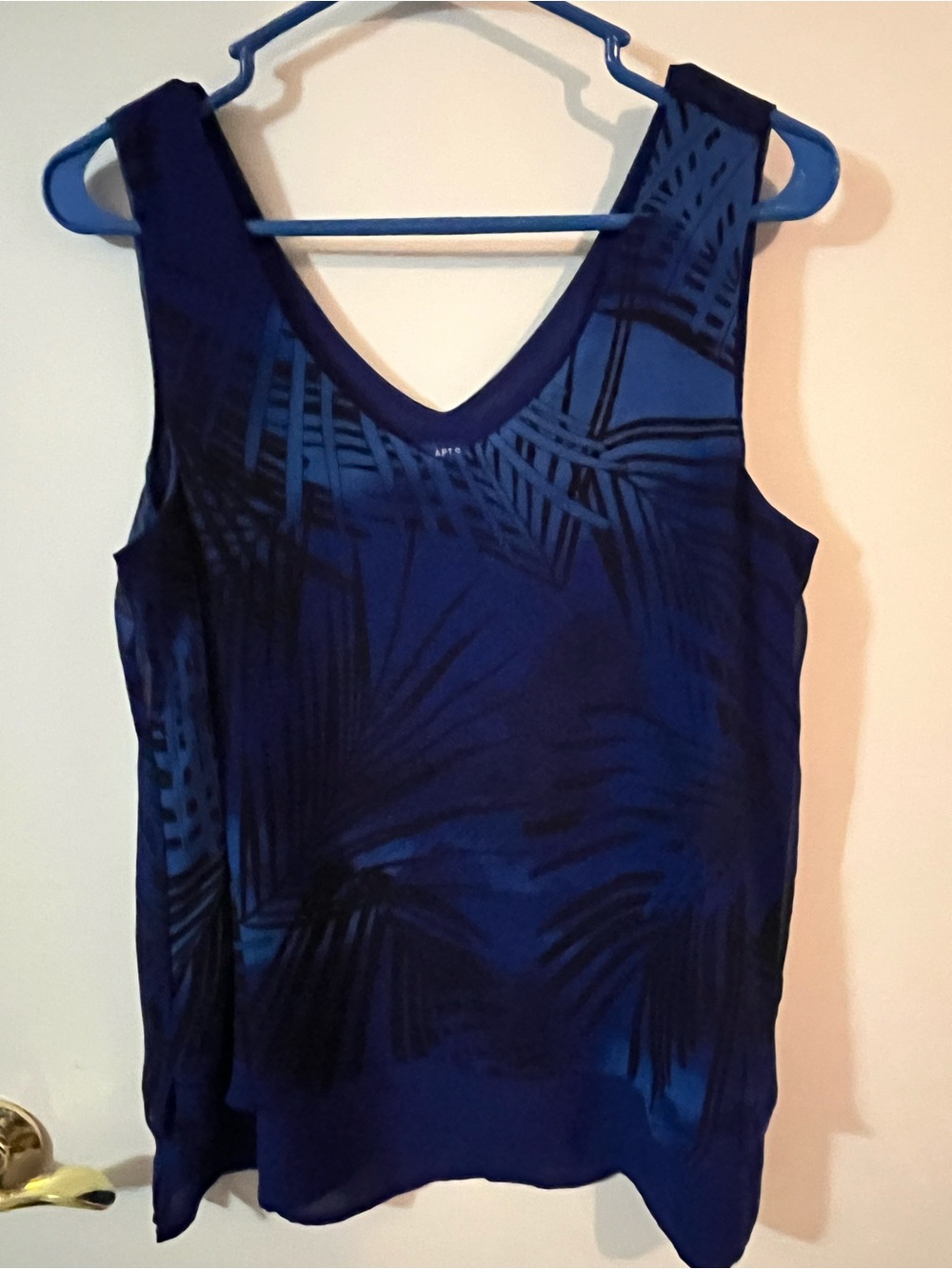 Apt. 9 Navy and Dark Blue V-Neck Palm-Print Tank medium